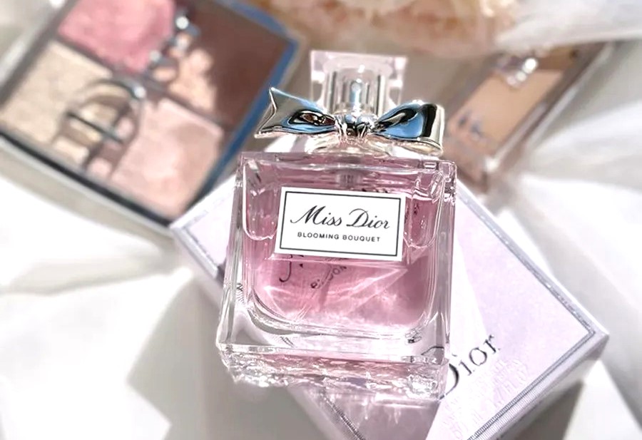 Chai nước hoa tặng thầy cô là món quà tinh tế